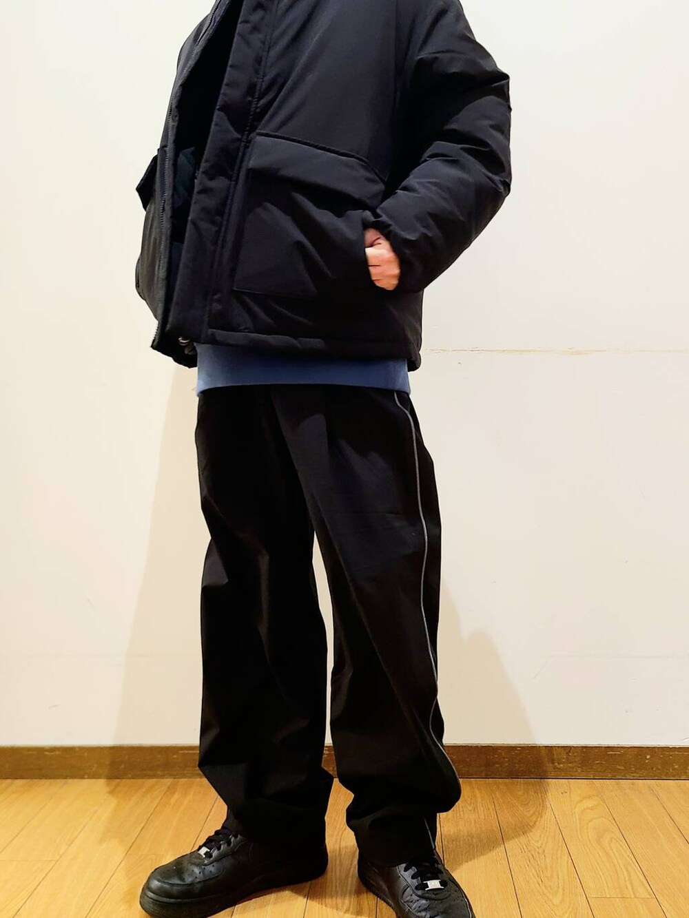 ブラック系のその他パンツ、ブルー系のスウェット、ブラック系のその他アウターを着用したメンズの冬コーディネートの4枚目の写真