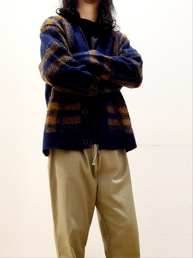 ブルー系のカーディガン/ボレロ、グリーン系のその他パンツを着用したメンズの秋コーディネートの6枚目の写真