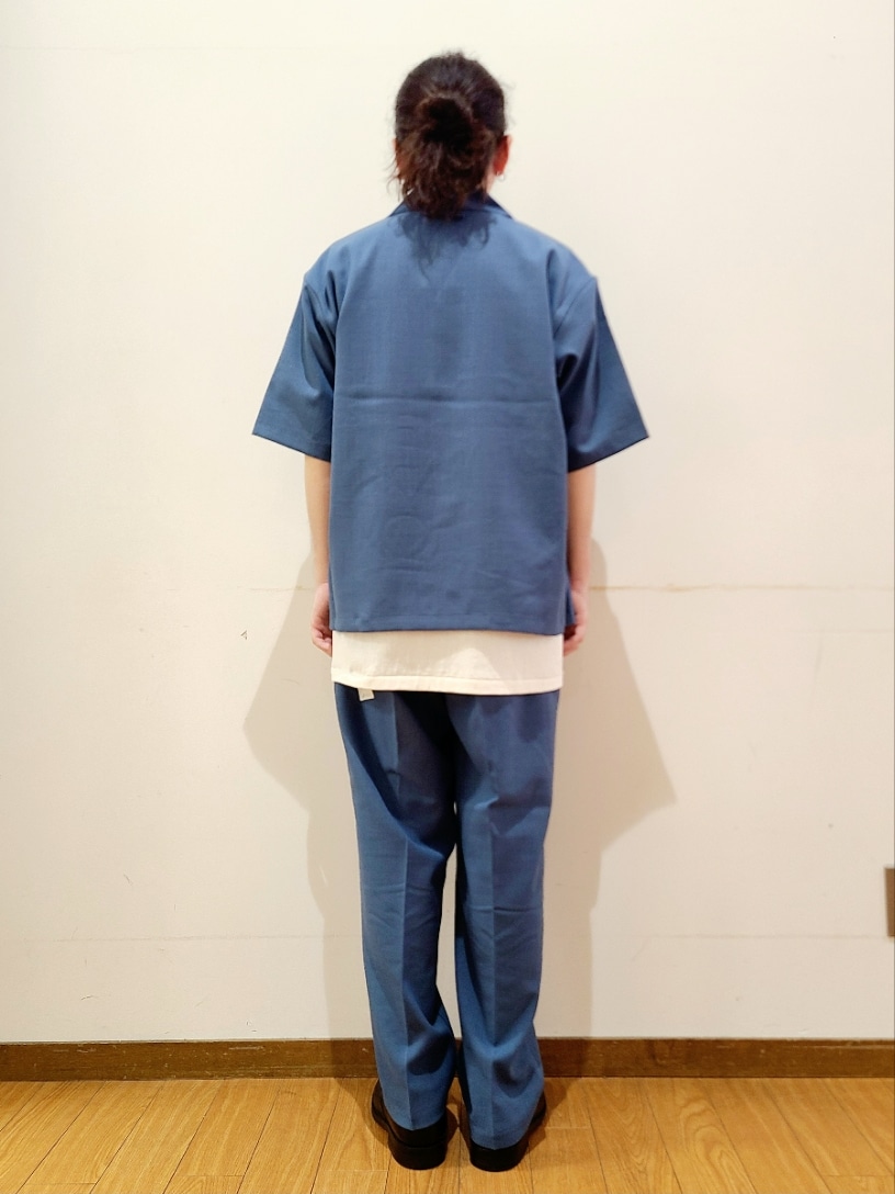 ブルー系のTシャツ/カットソー、ブルー系のセットアップ、ブラック系のメガネを着用したメンズの夏コーディネートの3枚目の写真