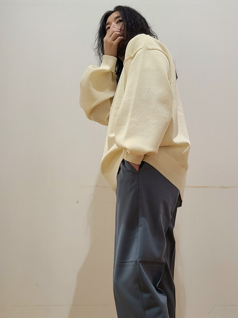 ホワイト系のTシャツ/カットソー、グリーン系のその他パンツを着用したメンズの秋コーディネートの7枚目の写真