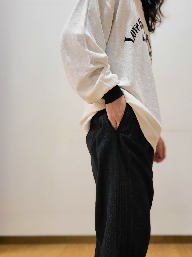 ホワイト系のTシャツ/カットソー、ブラック系のその他パンツ、グレー系のメガネを着用したメンズの春コーディネートの5枚目の写真
