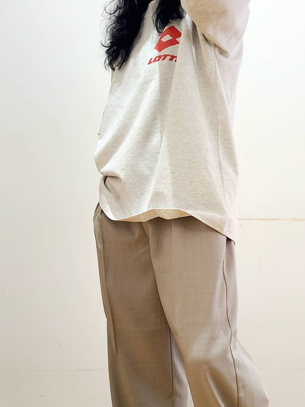 グレー系のTシャツ/カットソー、グレー系のその他パンツを着用したメンズの夏コーディネートの7枚目の写真