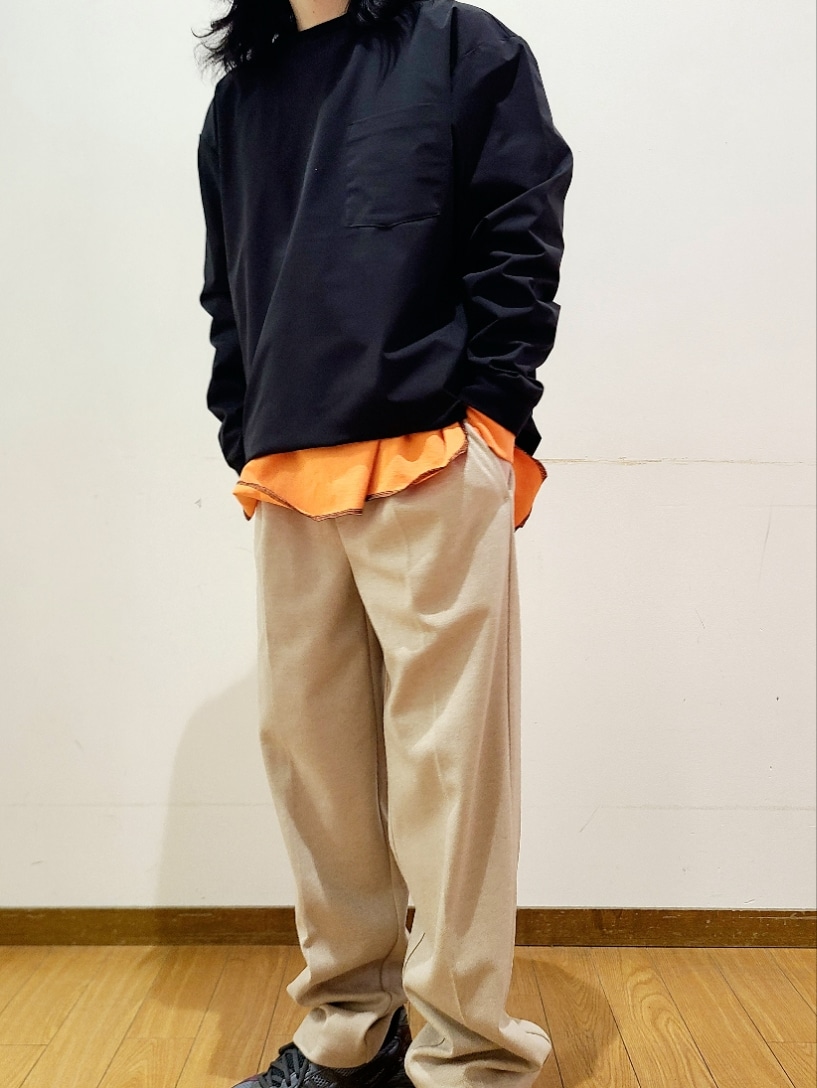 ブラック系のTシャツ/カットソー、オレンジ系のTシャツ/カットソー、ベージュ系のその他パンツを着用したメンズの冬コーディネートの4枚目の写真