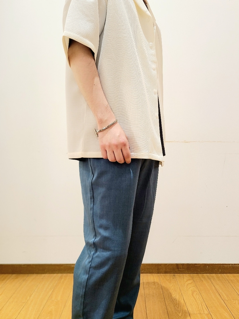 ホワイト系のシャツ/ブラウス、ブルー系のその他パンツを着用したメンズの夏コーディネートの4枚目の写真