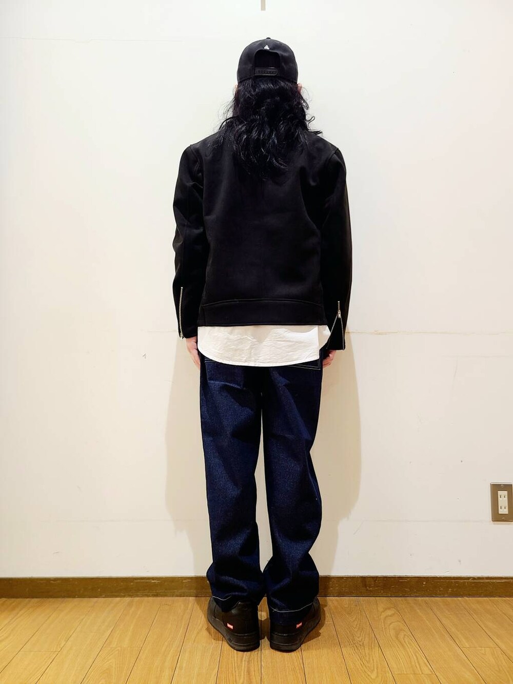 ホワイト系のシャツ/ブラウス、ブルー系のその他パンツを着用したメンズの冬コーディネートの3枚目の写真