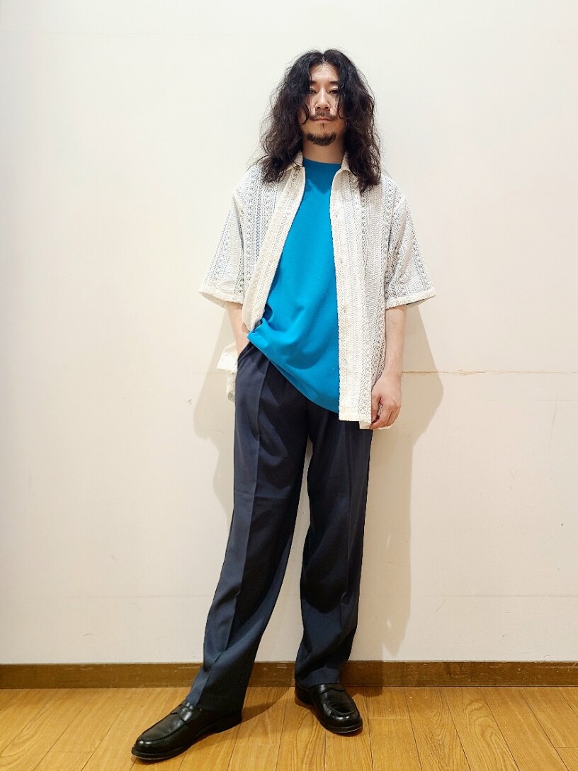ホワイト系のシャツ/ブラウス、ブルー系のTシャツ/カットソー、ブルー系のスラックスを着用したメンズの夏コーディネートの4枚目の写真