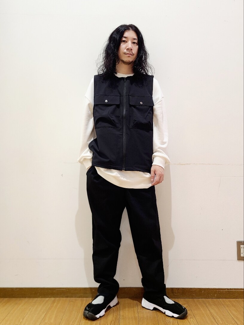 ホワイト系のスウェット、ブラック系のその他パンツを着用したメンズの秋コーディネートの2枚目の写真