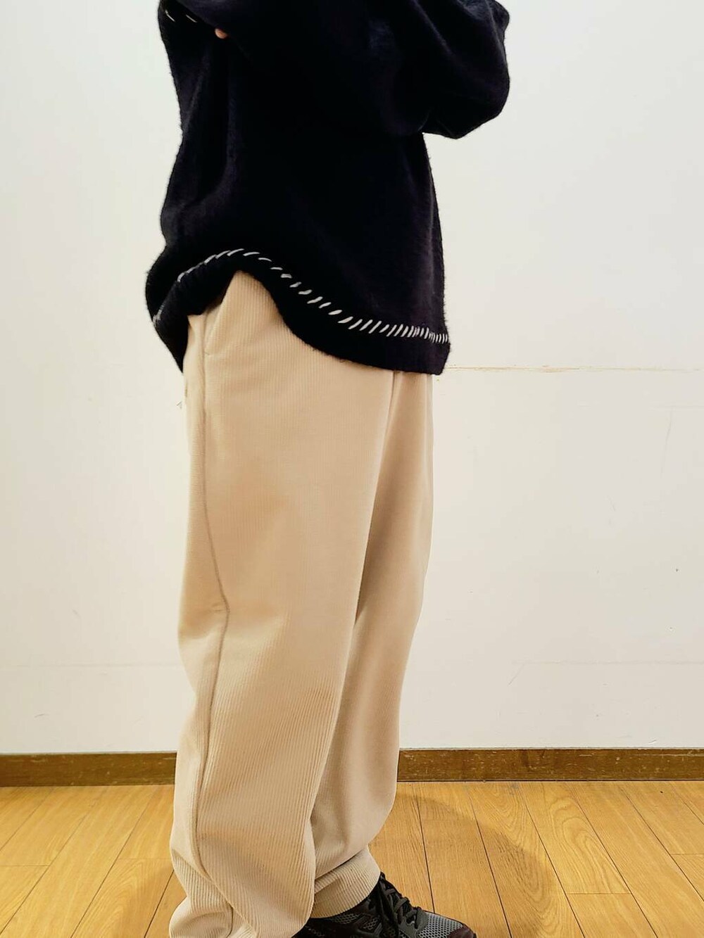ベージュ系のその他パンツ、ブラック系のニット/セーターを着用したメンズの冬コーディネートの8枚目の写真