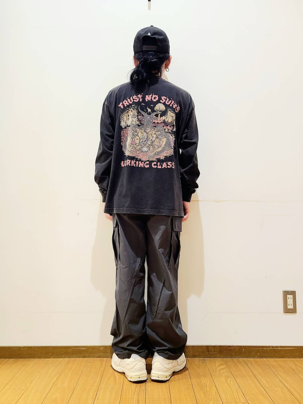 グレー系のカーゴパンツ、ブラック系のTシャツ/カットソーを着用したメンズの秋コーディネートの3枚目の写真