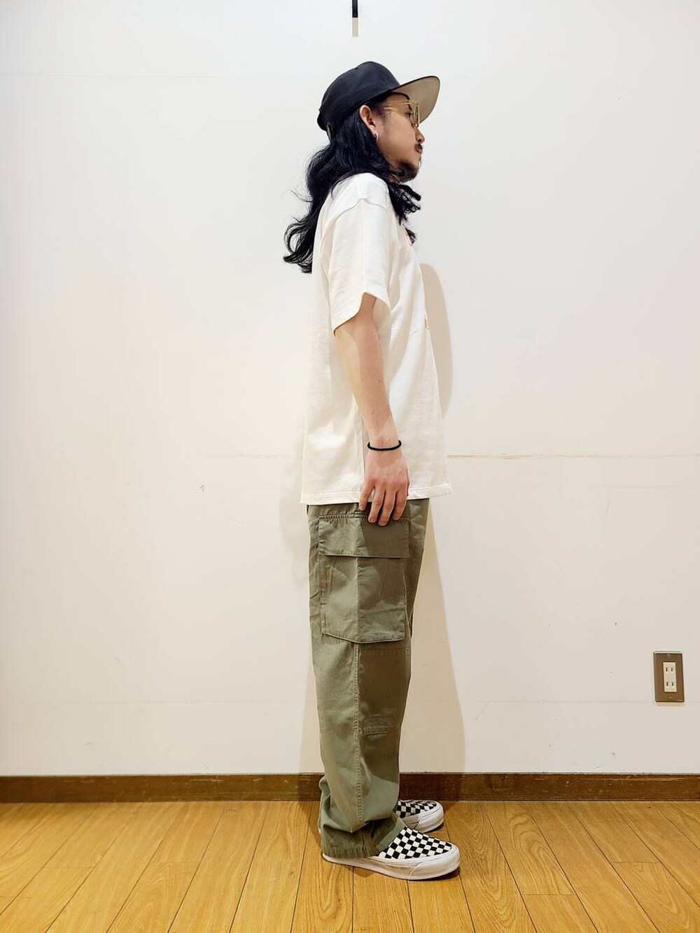 グリーン系のその他パンツ、ホワイト系のTシャツ/カットソー、イエロー系のメガネを着用したメンズの夏コーディネートの2枚目の写真