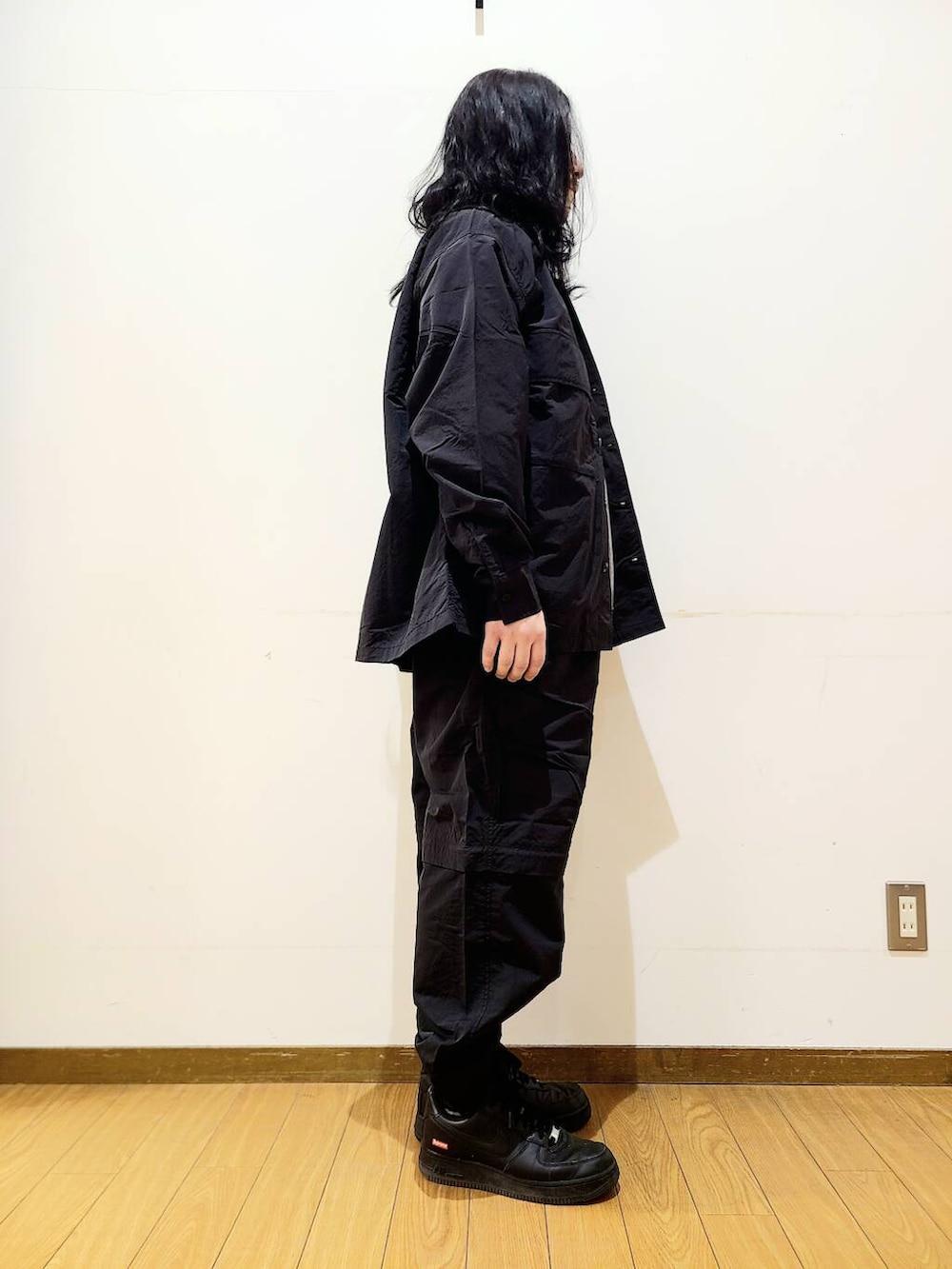 ブラック系のシャツ/ブラウス、ブラック系のその他パンツ、その他のスウェットを着用したメンズの冬コーディネートの2枚目の写真