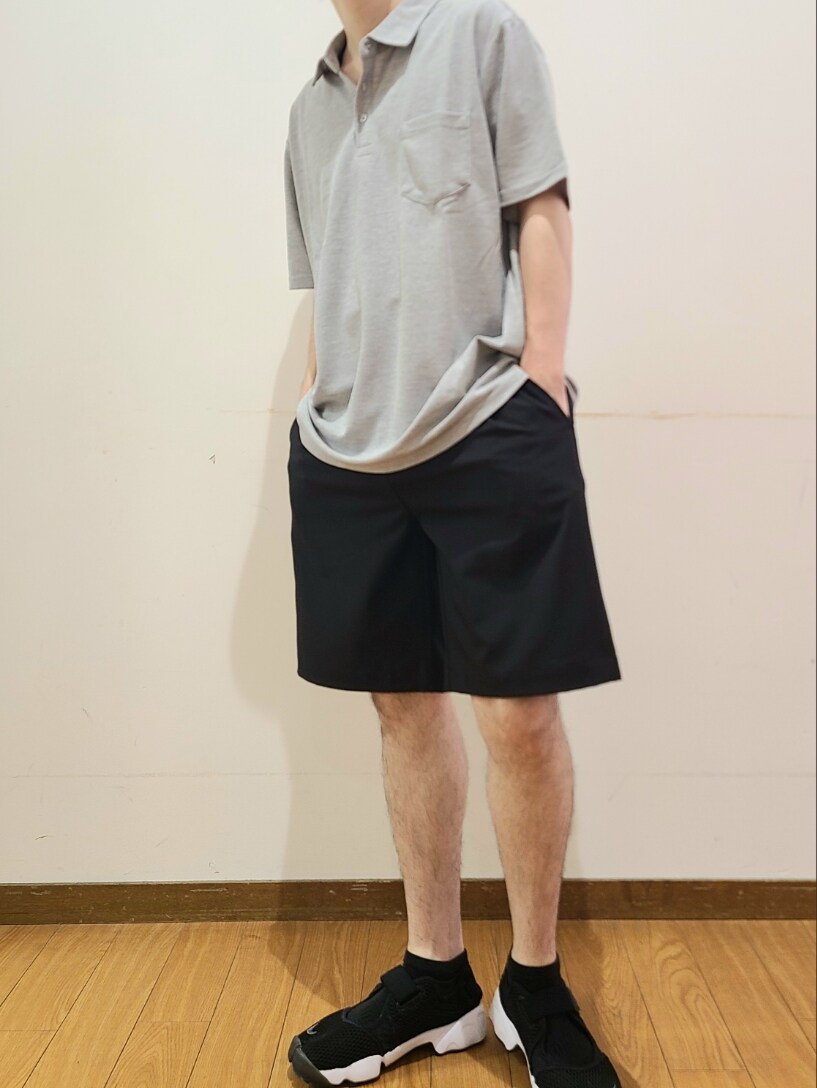 グレー系のポロシャツ、ブラック系のその他パンツ、ブラック系のスニーカーを着用したメンズの夏コーディネートの5枚目の写真