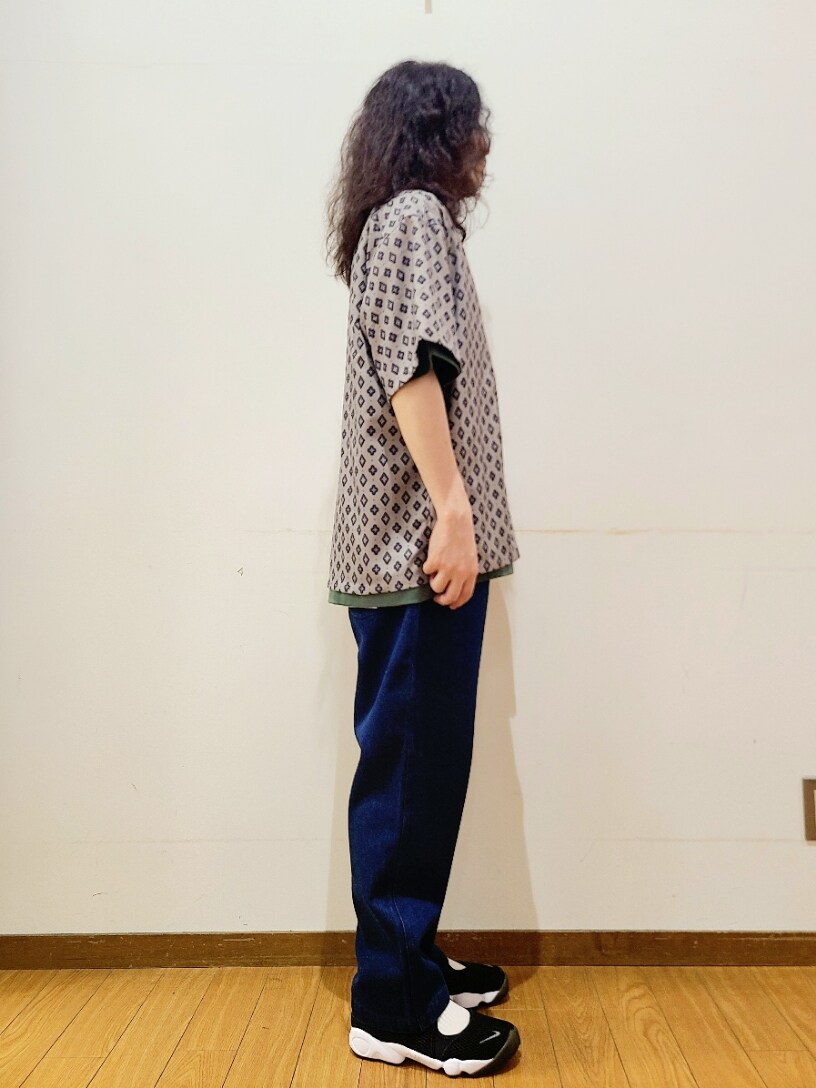 グレー系のシャツ/ブラウス、ブルー系のデニムパンツ、グリーン系のTシャツ/カットソーを着用したメンズの夏コーディネートの2枚目の写真