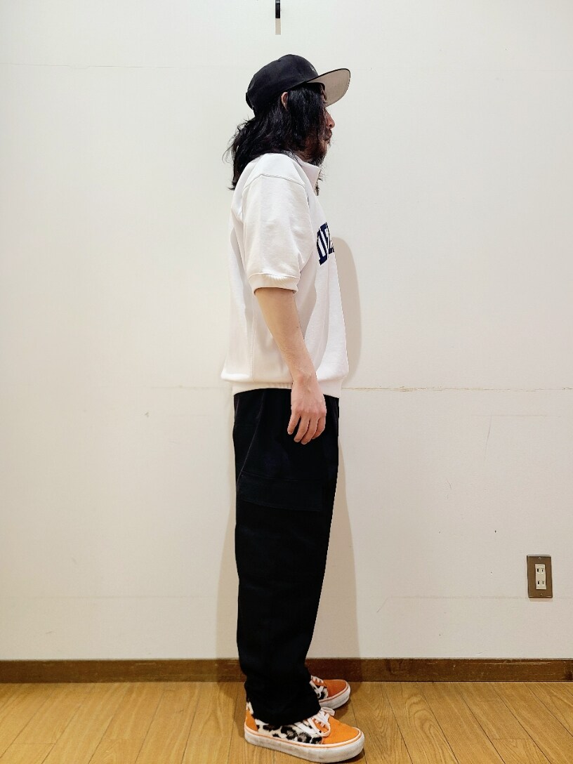 ホワイト系のTシャツ/カットソー、ブラック系のその他パンツを着用したメンズの春コーディネートの2枚目の写真