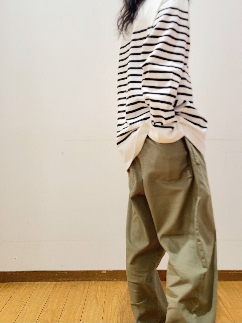 ホワイト系のTシャツ/カットソー、グリーン系のその他パンツ、ブラック系のスニーカーを着用したメンズの夏コーディネートの7枚目の写真