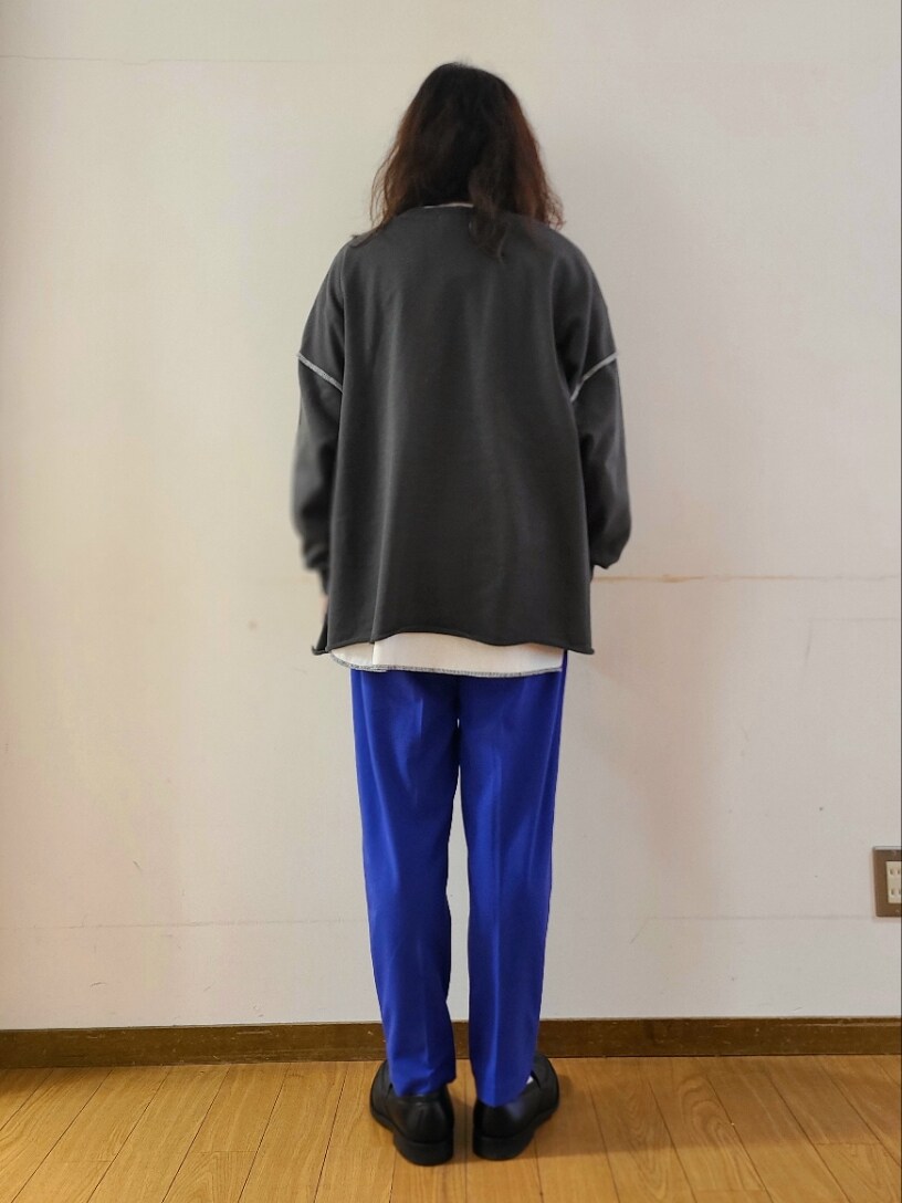 グレー系のTシャツ/カットソー、ホワイト系のTシャツ/カットソー、ブルー系のその他パンツを着用したメンズの春コーディネートの3枚目の写真