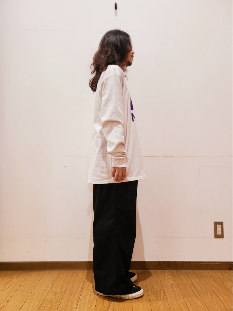 グレー系のTシャツ/カットソー、ブラック系のカーゴパンツを着用したメンズの春コーディネートの2枚目の写真