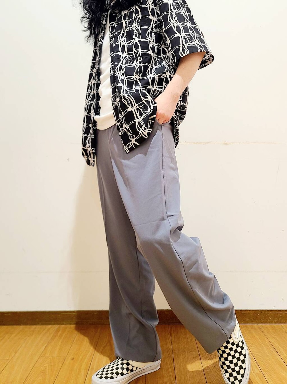 ホワイト系のTシャツ/カットソー、ブラック系のシャツ/ブラウスを着用したメンズの春コーディネートの5枚目の写真