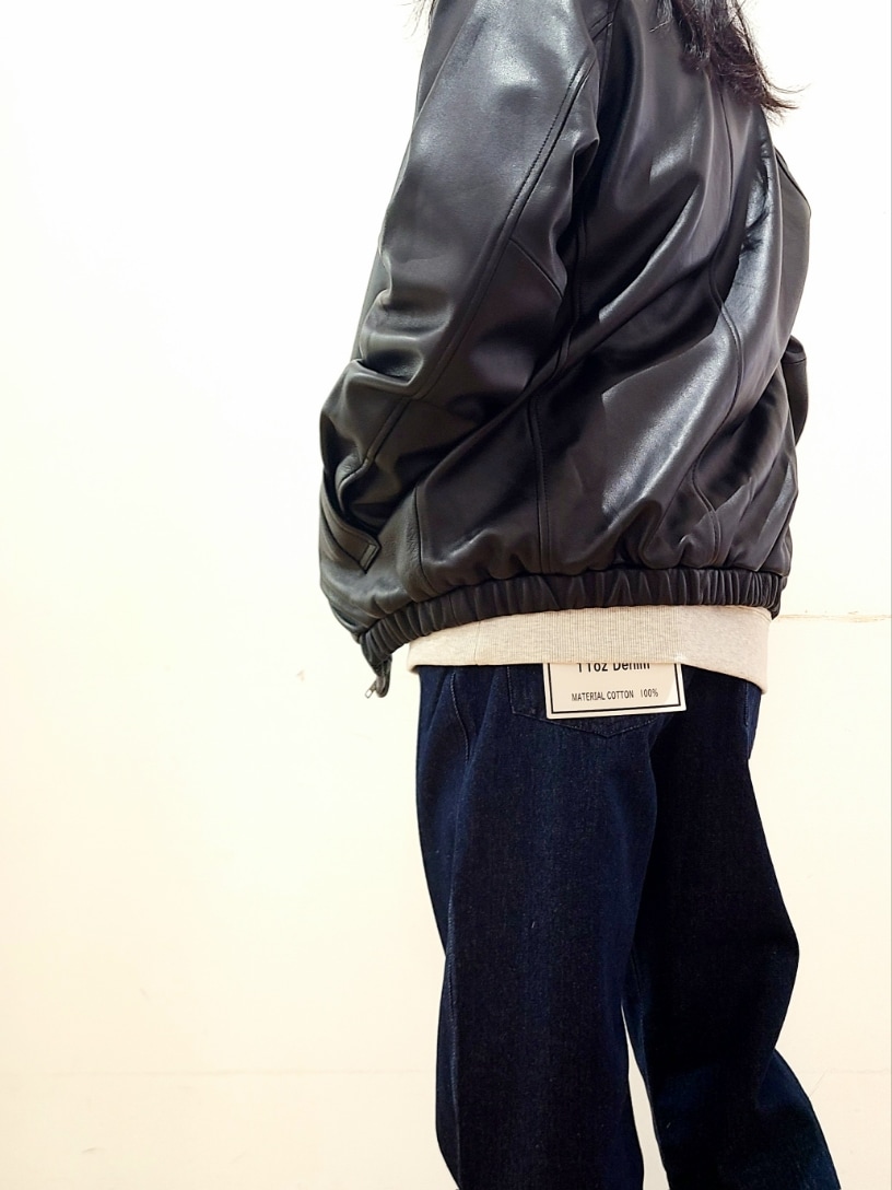 ブラック系のライダースジャケット、ブルー系のデニムパンツを着用したメンズの冬コーディネートの6枚目の写真