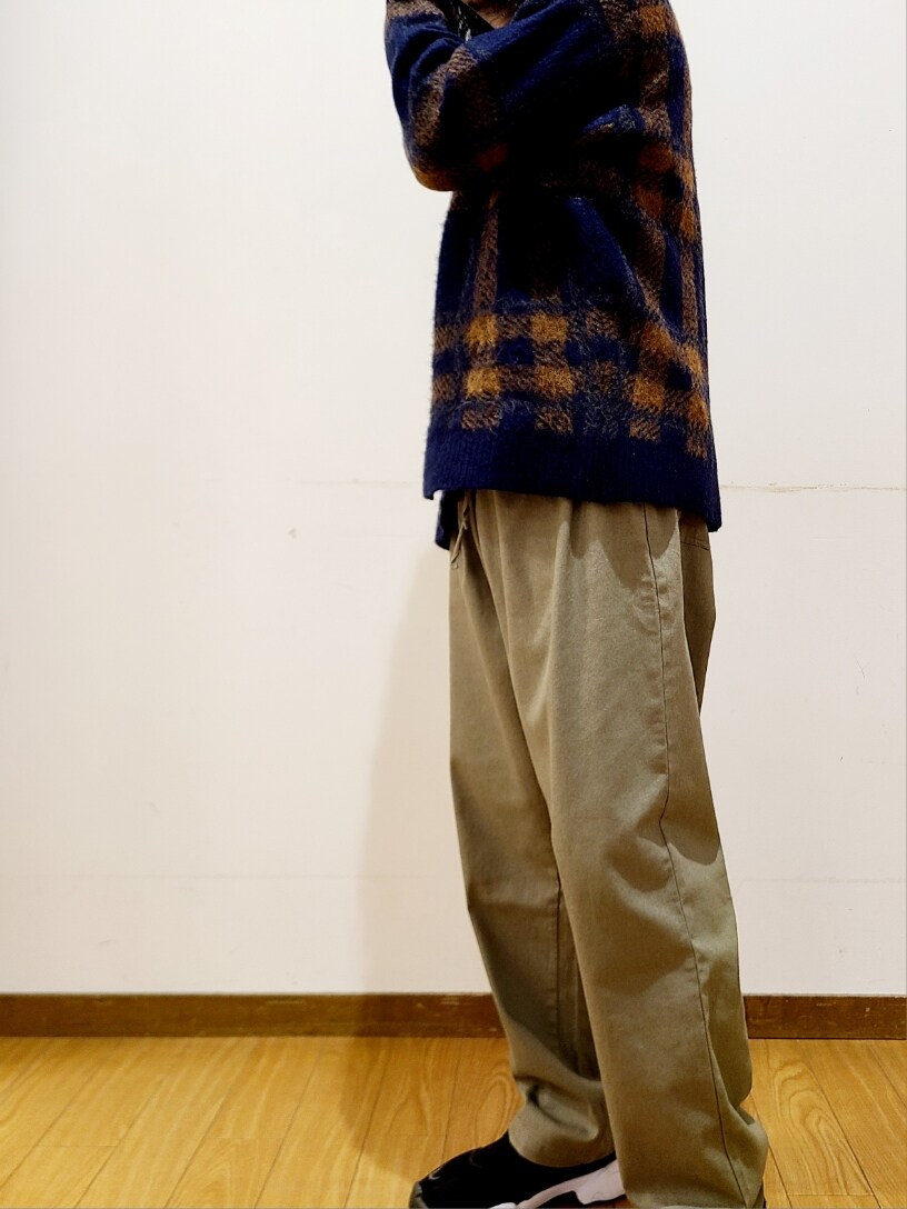 ブルー系のカーディガン/ボレロ、グリーン系のその他パンツを着用したメンズの秋コーディネートの5枚目の写真