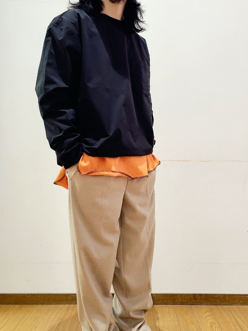 ブラック系のTシャツ/カットソー、オレンジ系のTシャツ/カットソー、ベージュ系のその他パンツを着用したメンズの冬コーディネートの5枚目の写真