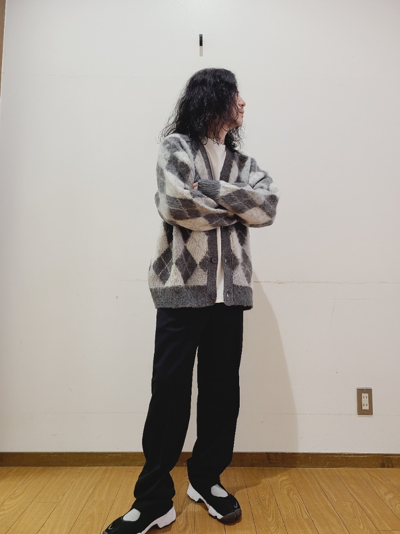 グレー系のニット/セーター、ホワイト系のTシャツ/カットソー、ブラック系のその他パンツを着用したメンズの秋コーディネートの6枚目の写真