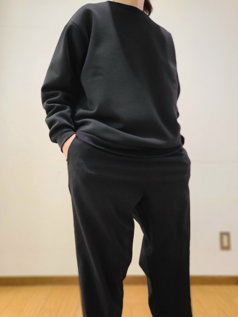 ブラック系のスウェット、ブラック系のその他パンツを着用したメンズの冬コーディネートの4枚目の写真