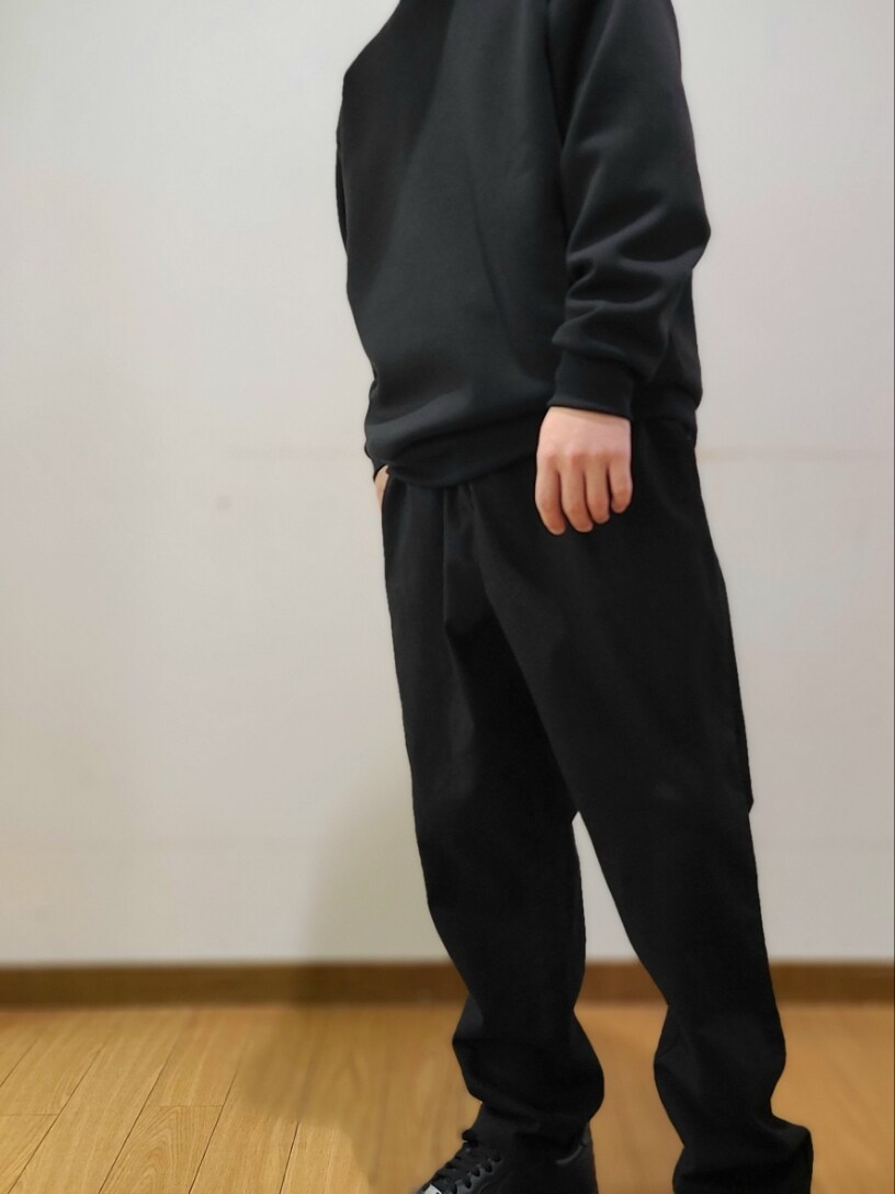 ブラック系のスウェット、ブラック系のその他パンツを着用したメンズの冬コーディネートの6枚目の写真