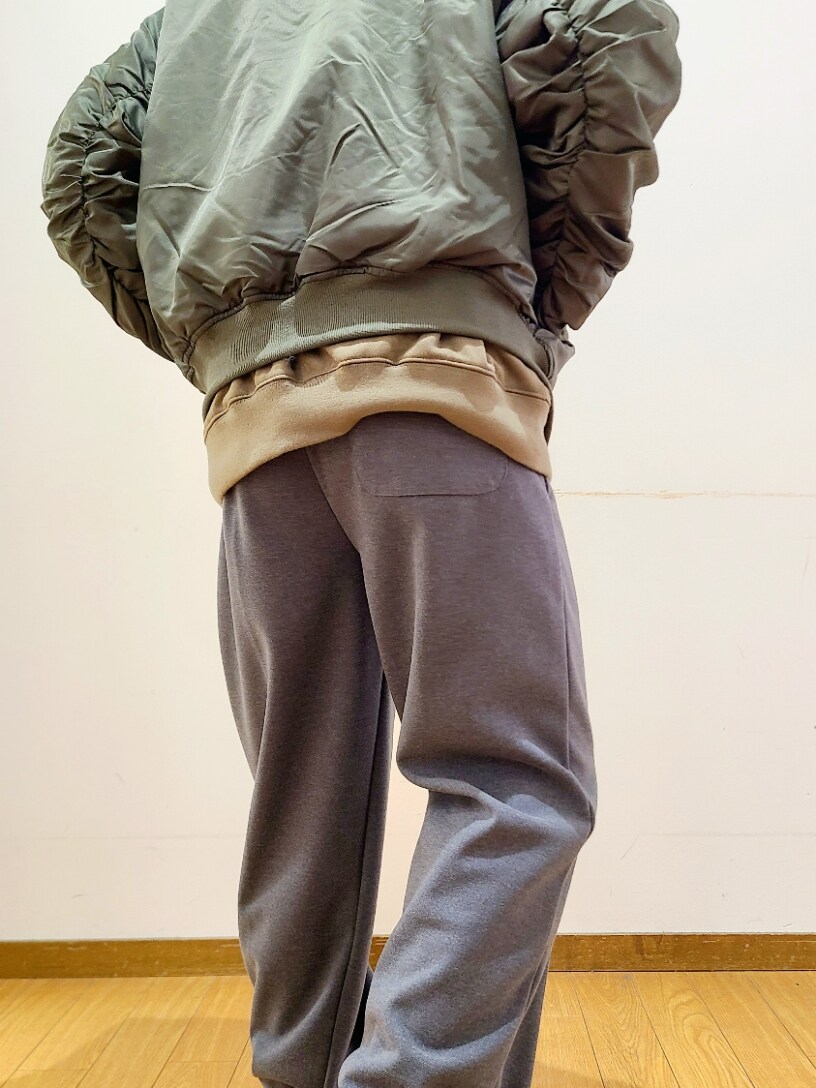 グリーン系のスウェット、グレー系のその他パンツ、ブラック系のキャップを着用したメンズの冬コーディネートの7枚目の写真