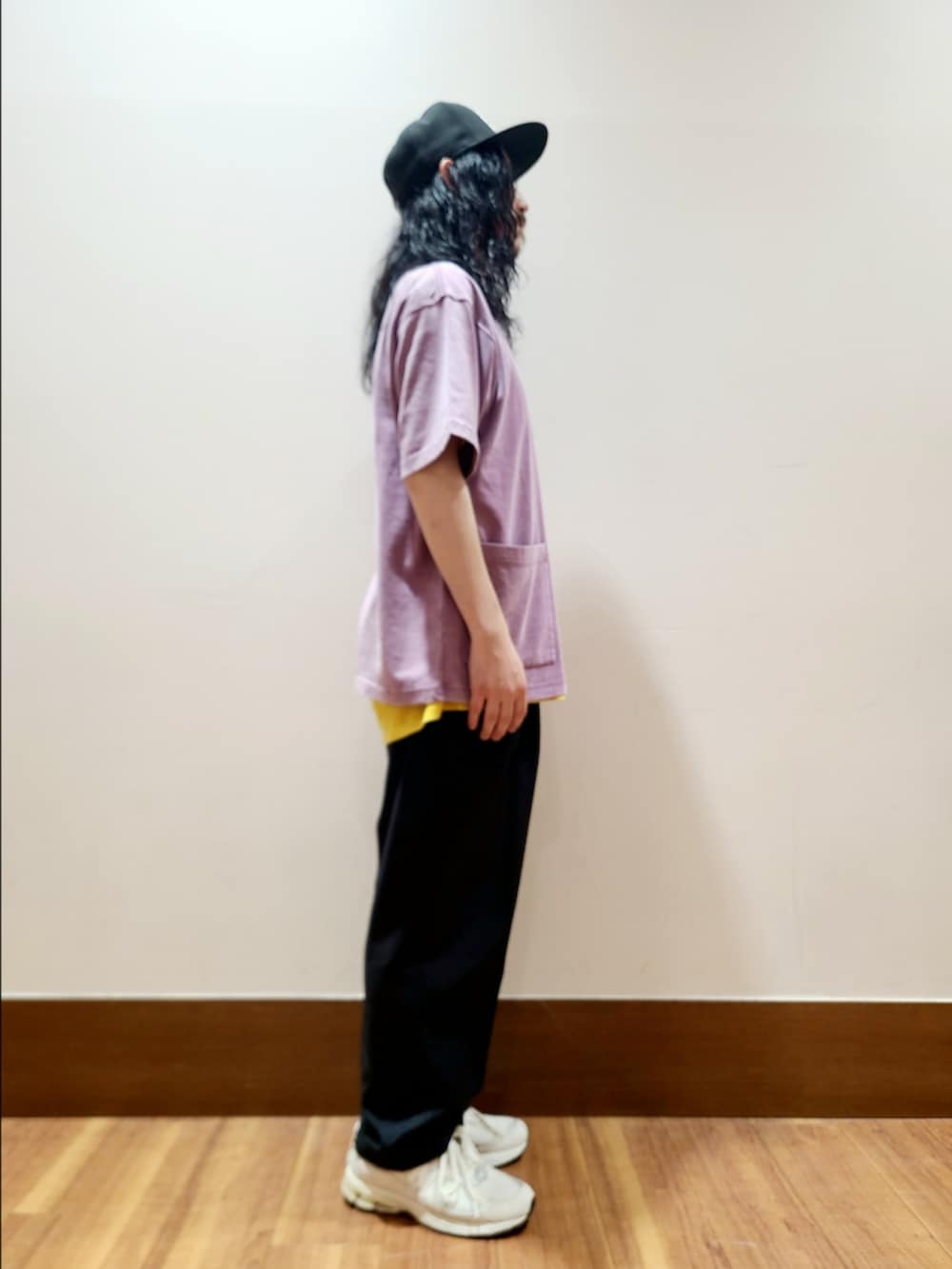 パープル系のTシャツ/カットソーを着用したメンズの夏コーディネートの2枚目の写真