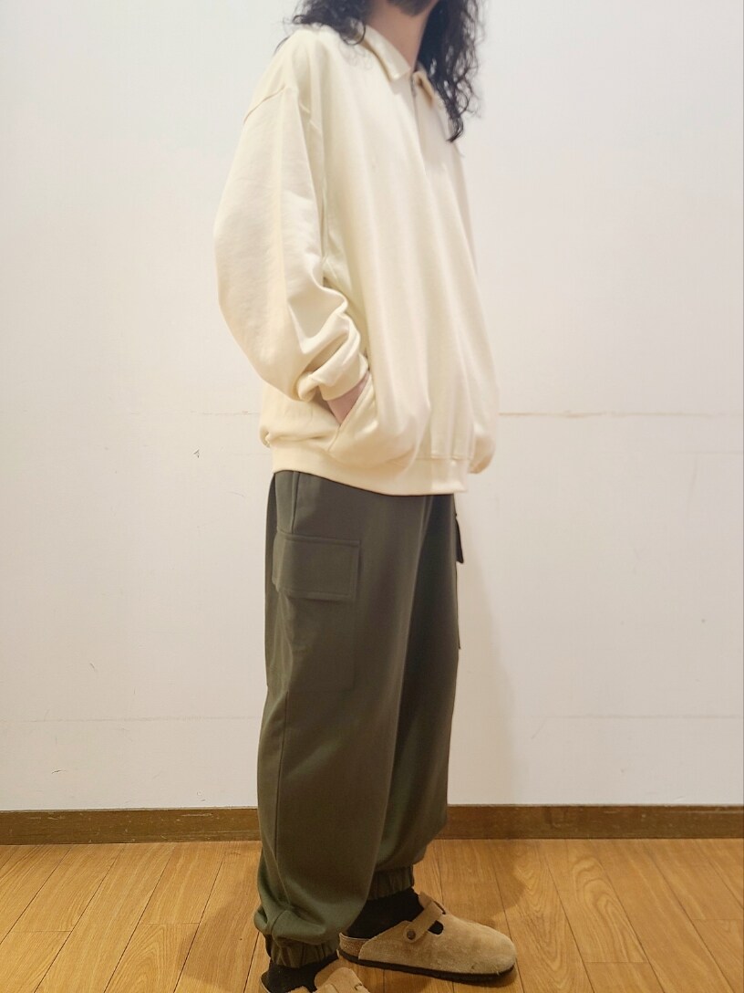 ホワイト系のスウェット、グリーン系のスウェットパンツ、ベージュ系のサンダルを着用したメンズの夏コーディネートの4枚目の写真