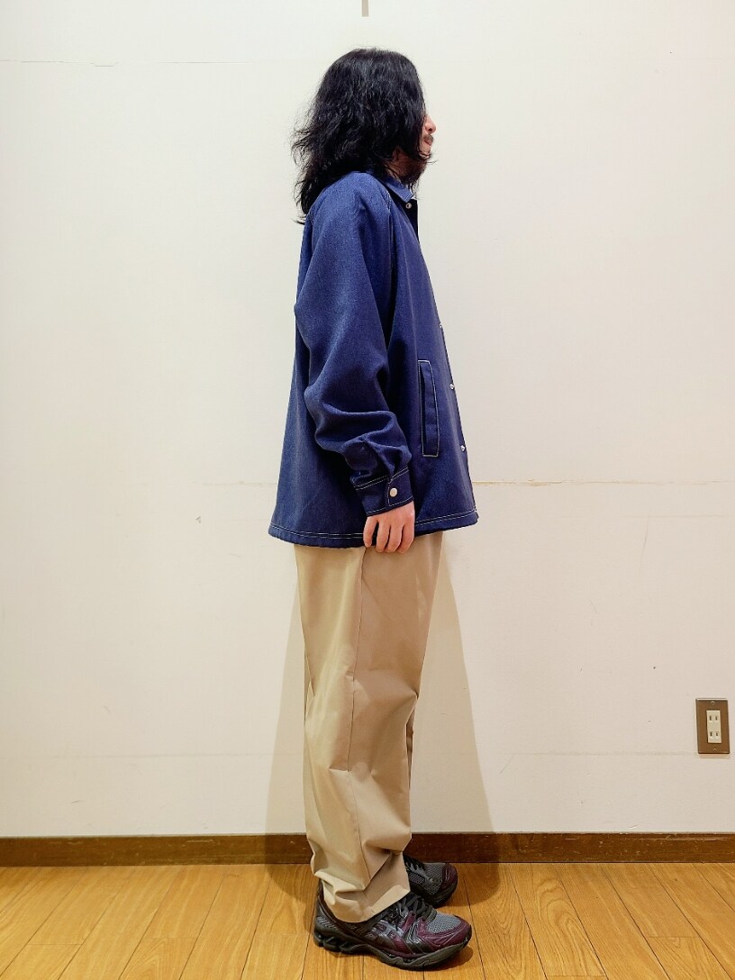 ブラック系のTシャツ/カットソー、ブルー系のブルゾン、ベージュ系のその他パンツを着用したメンズの春コーディネートの2枚目の写真