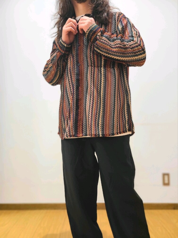 レッド系のシャツ/ブラウス、ホワイト系のTシャツ/カットソー、ブラック系のその他パンツを着用したメンズの春コーディネートの5枚目の写真