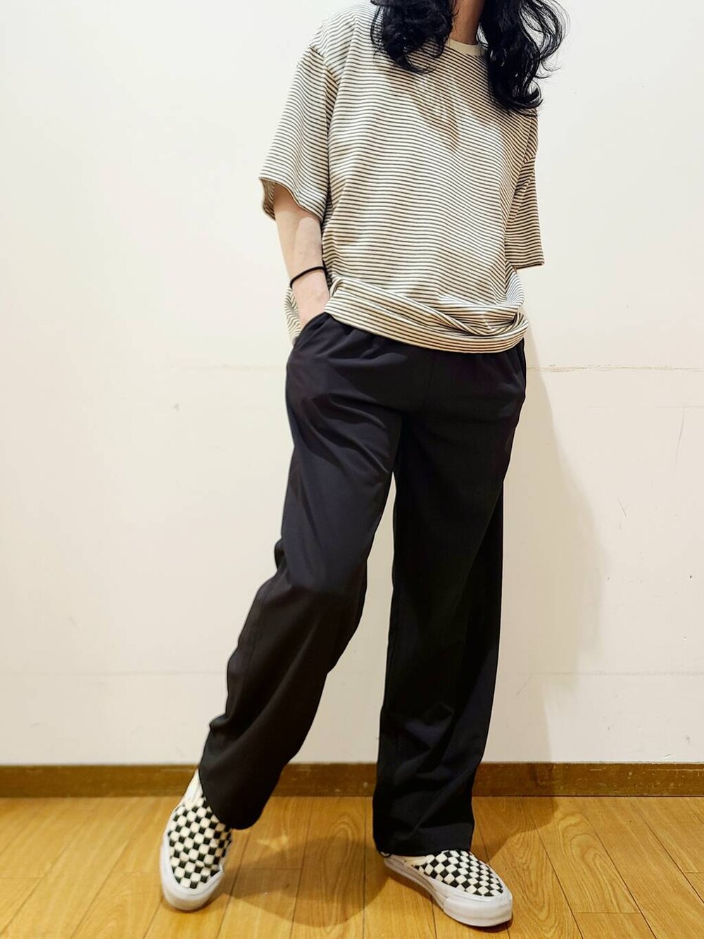 ブラック系のその他パンツ、ホワイト系のTシャツ/カットソーを着用したメンズの夏コーディネートの4枚目の写真