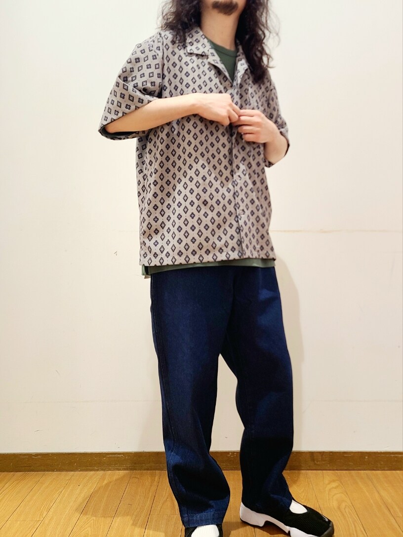 グレー系のシャツ/ブラウス、ブルー系のデニムパンツ、グリーン系のTシャツ/カットソーを着用したメンズの夏コーディネートの4枚目の写真