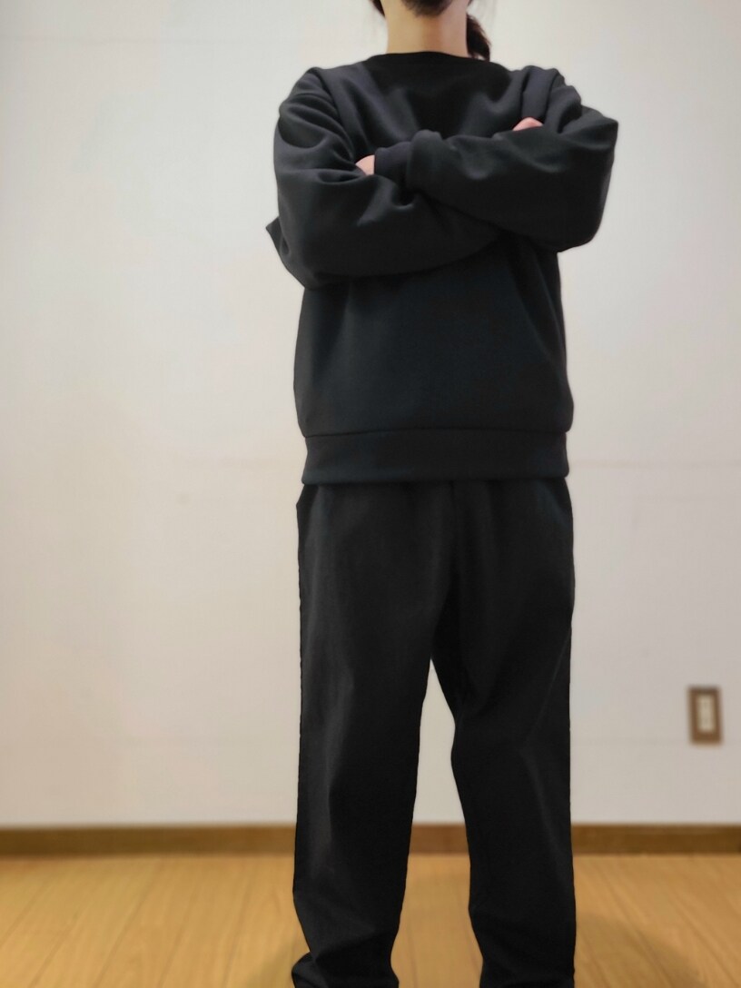 ブラック系のスウェット、ブラック系のその他パンツを着用したメンズの冬コーディネートの7枚目の写真