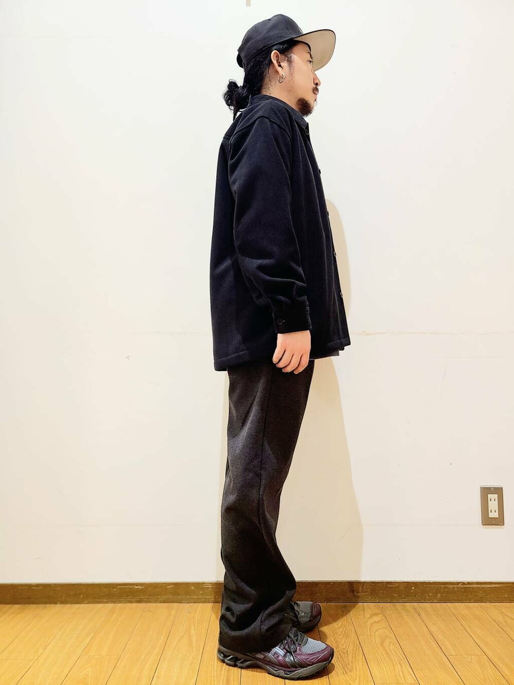 ブラック系のその他パンツ、ブラック系のその他アウター、ブルー系のスウェットを着用したメンズの秋コーディネートの2枚目の写真