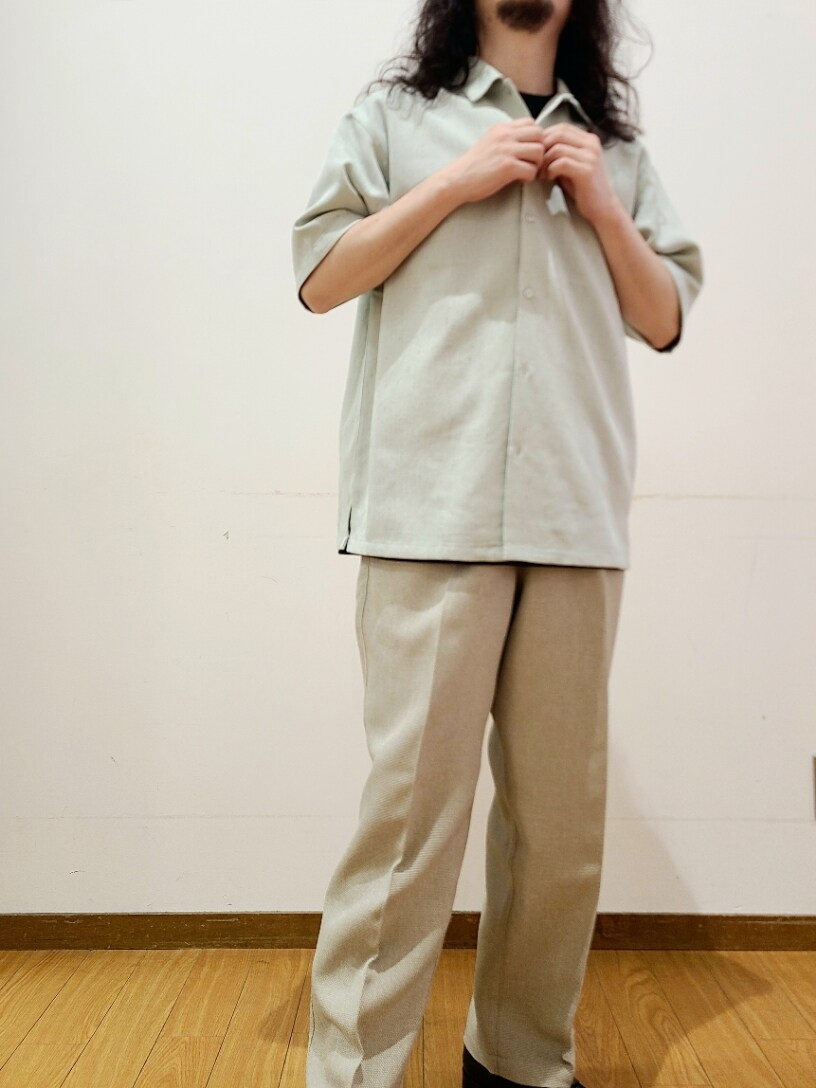 ベージュ系のスラックス、ブラック系のTシャツ/カットソー、グリーン系のシャツ/ブラウスを着用したメンズの夏コーディネートの5枚目の写真