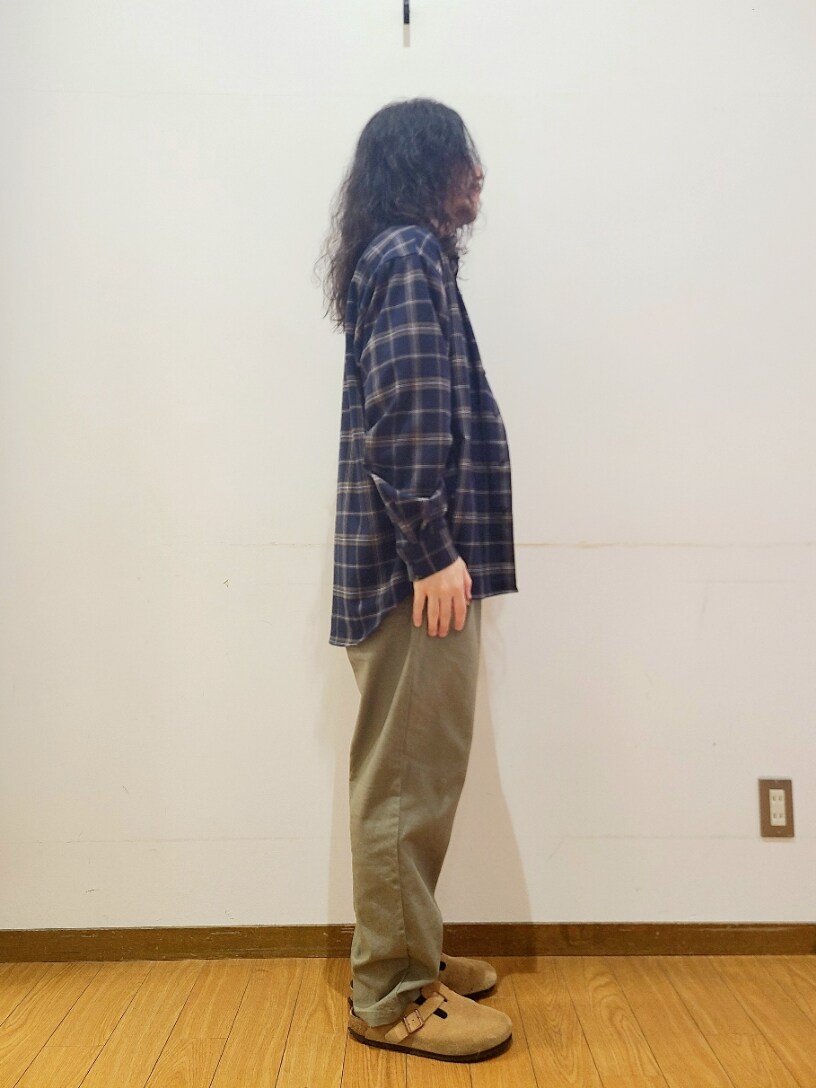 ピンク系のTシャツ/カットソー、グリーン系のその他パンツ、ベージュ系のサンダルを着用したメンズの夏コーディネートの2枚目の写真