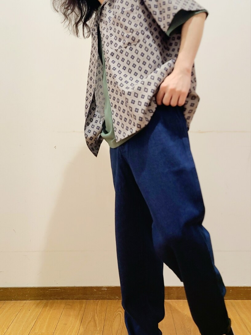 グレー系のシャツ/ブラウス、ブルー系のデニムパンツ、グリーン系のTシャツ/カットソーを着用したメンズの夏コーディネートの6枚目の写真