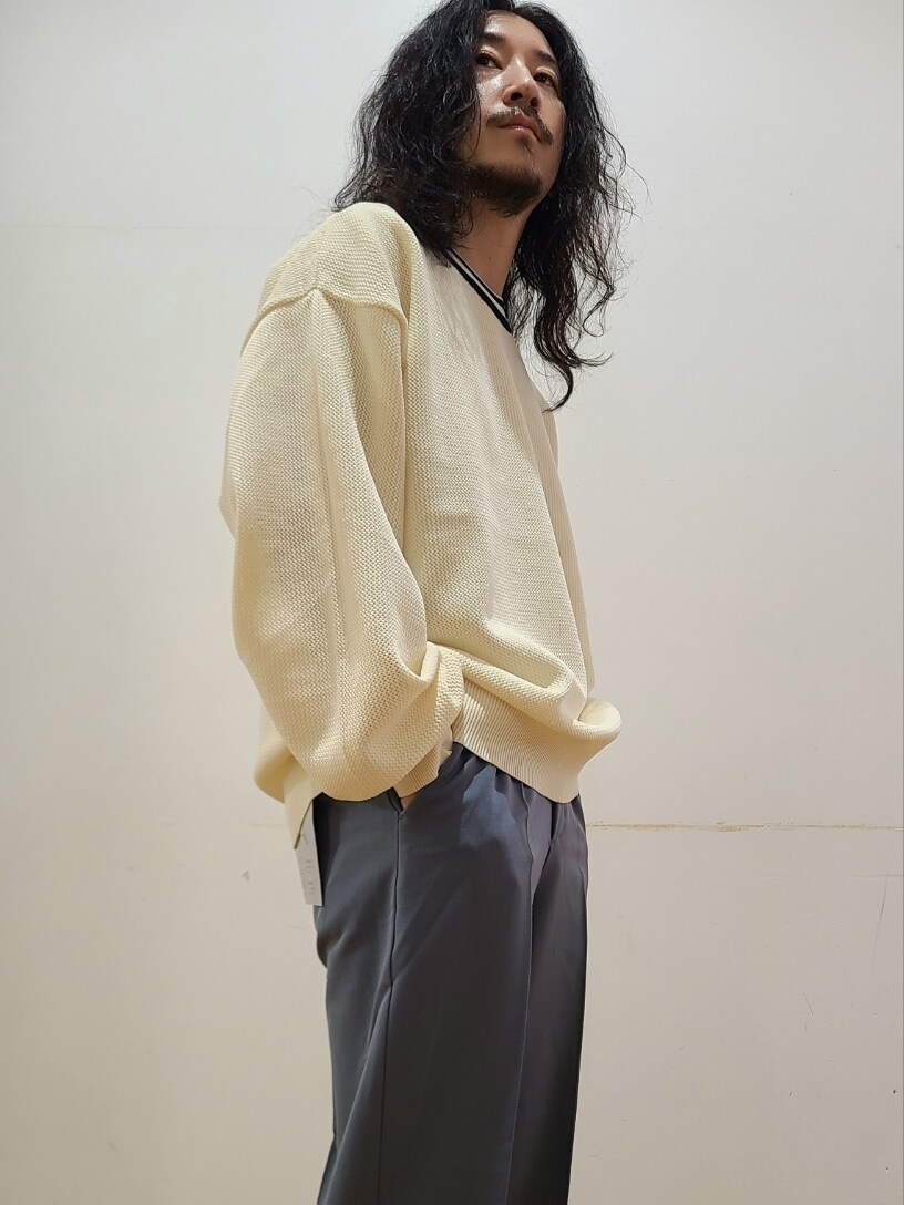 ホワイト系のTシャツ/カットソー、グリーン系のその他パンツを着用したメンズの秋コーディネートの6枚目の写真