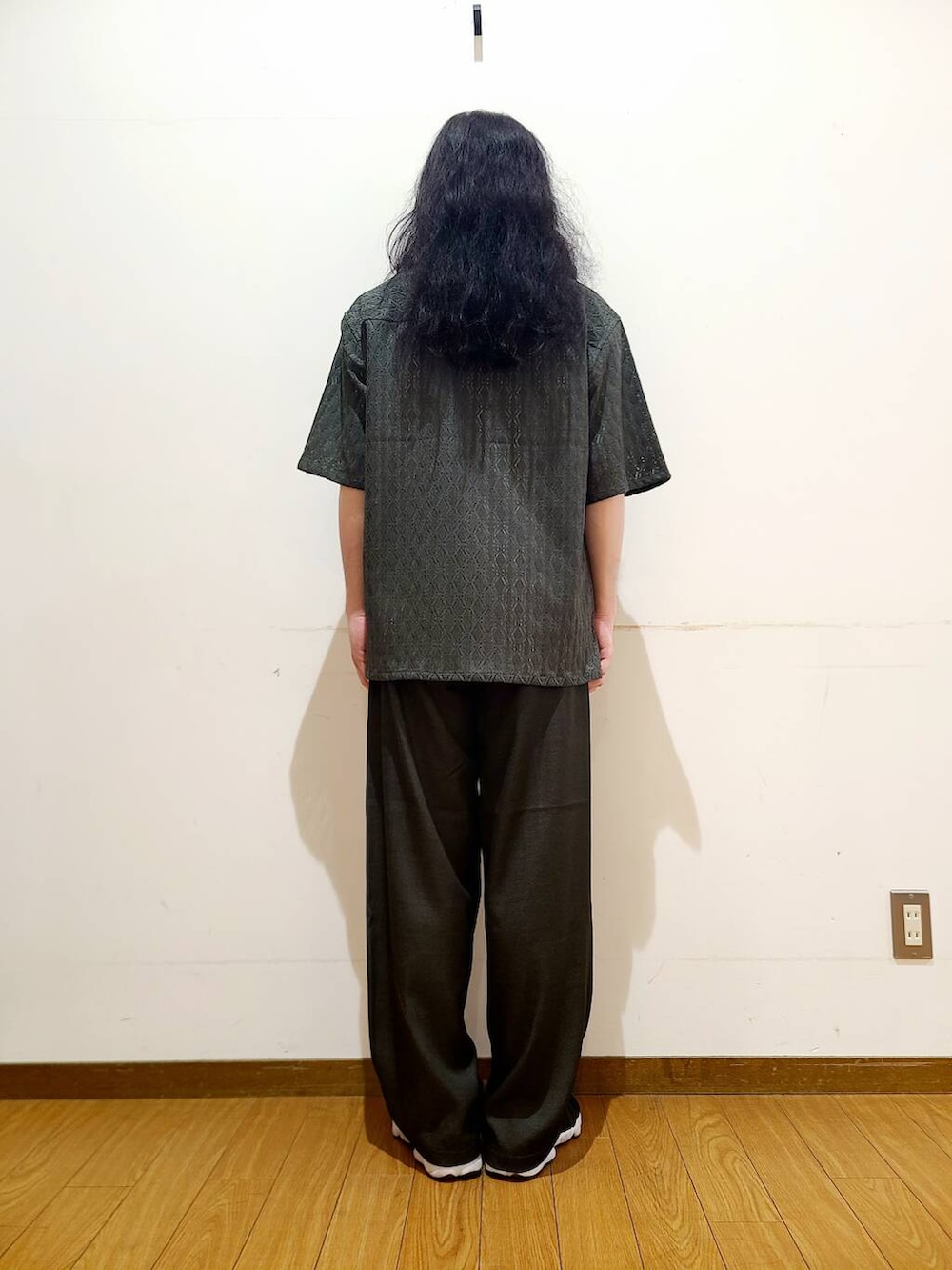 ホワイト系のシャツ/ブラウス、ブラック系のその他パンツ、グリーン系のシャツ/ブラウスを着用したメンズの夏コーディネートの3枚目の写真