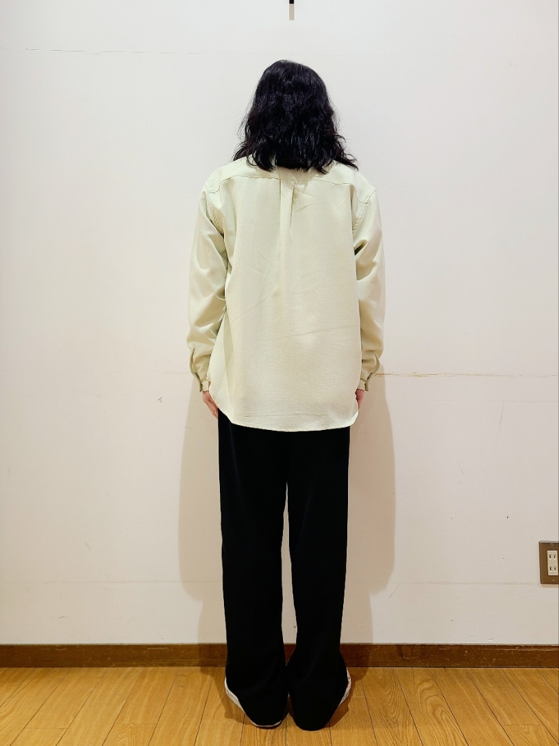 グリーン系のシャツ/ブラウス、ホワイト系のTシャツ/カットソー、ブラック系のその他パンツを着用したメンズの春コーディネートの3枚目の写真