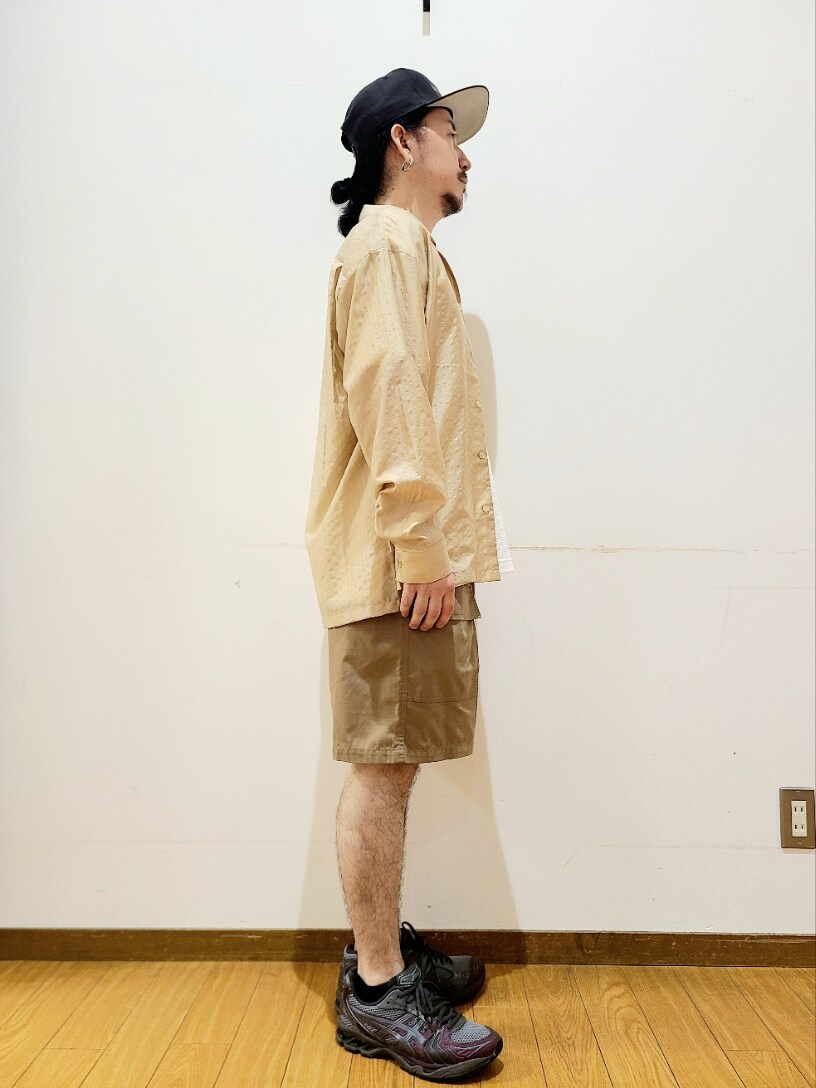 グリーン系のその他パンツを着用したメンズの夏コーディネートの2枚目の写真