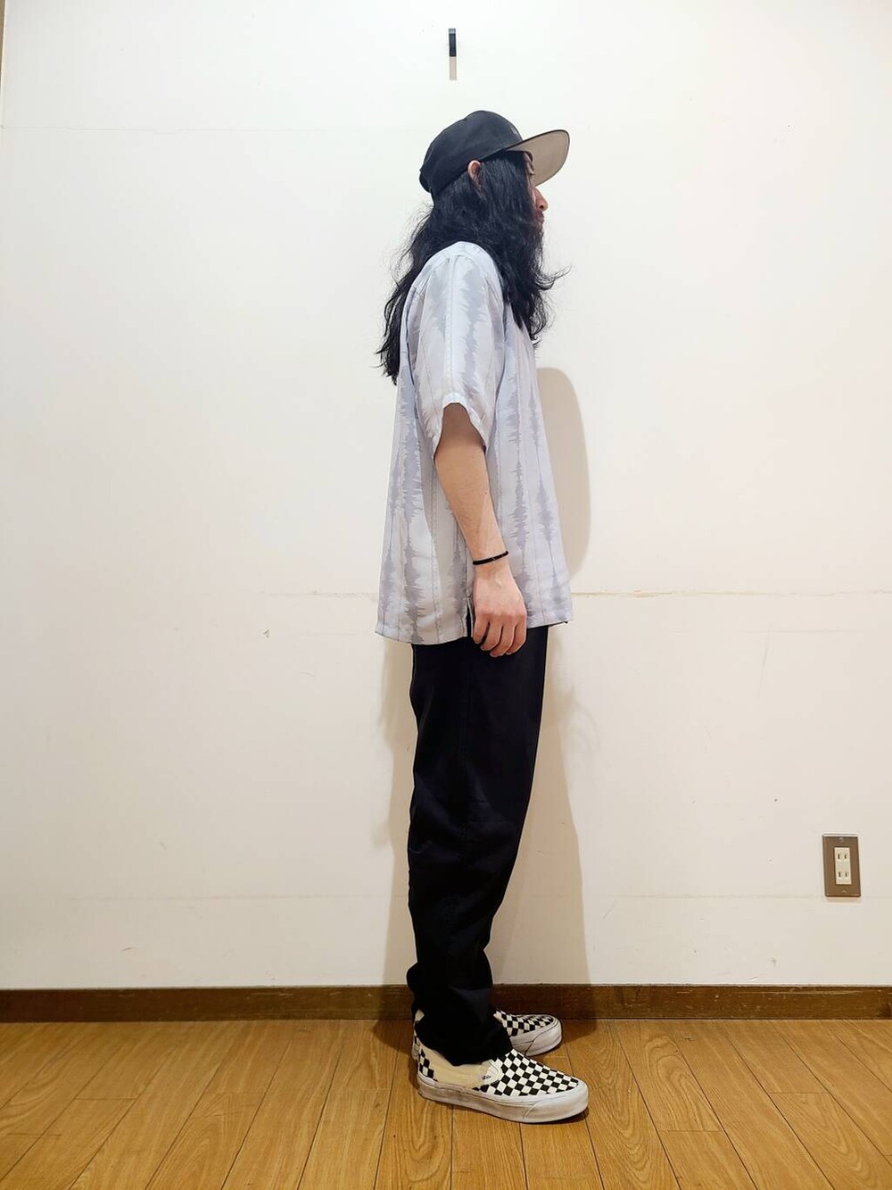 ホワイト系のTシャツ/カットソー、グレー系のシャツ/ブラウスを着用したメンズの春コーディネートの2枚目の写真