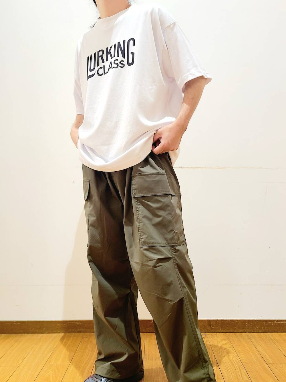 グリーン系のその他パンツ、ホワイト系のTシャツ/カットソー、ブラウン系のメガネを着用したメンズの夏コーディネートの5枚目の写真