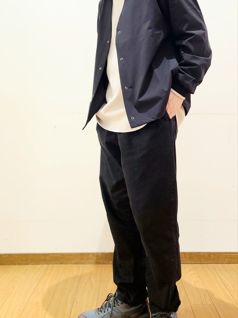 ブラック系のその他アウター、ブラック系のその他パンツ、ブラック系のキャップを着用したメンズの冬コーディネートの6枚目の写真