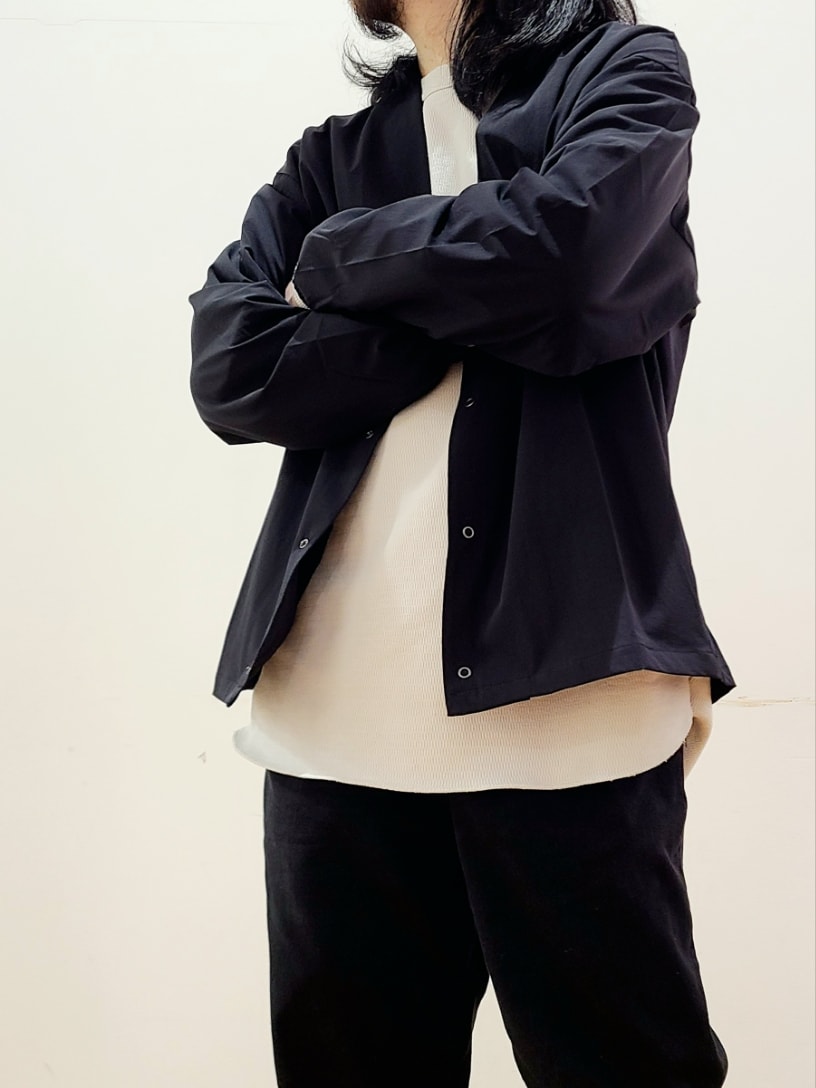 ブラック系のその他アウター、ブラック系のその他パンツ、ブラック系のキャップを着用したメンズの冬コーディネートの8枚目の写真