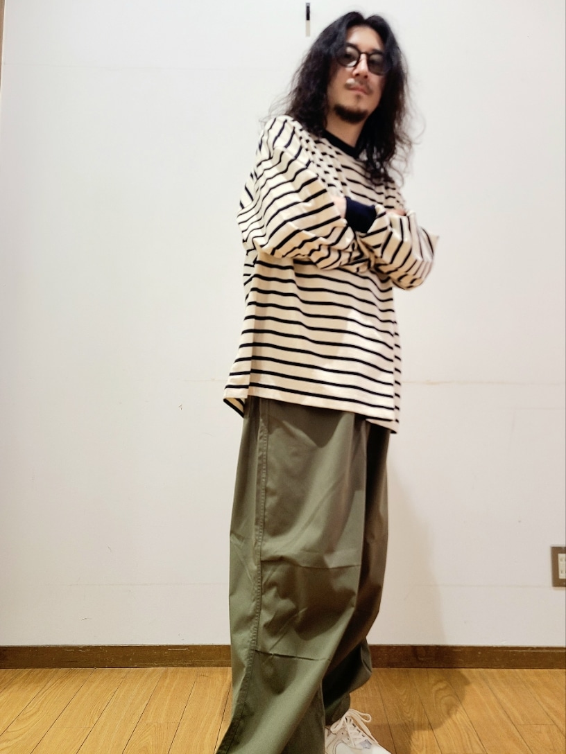 ブルー系のTシャツ/カットソー、グリーン系のカーゴパンツ、ブラウン系のメガネを着用したメンズの春コーディネートの5枚目の写真