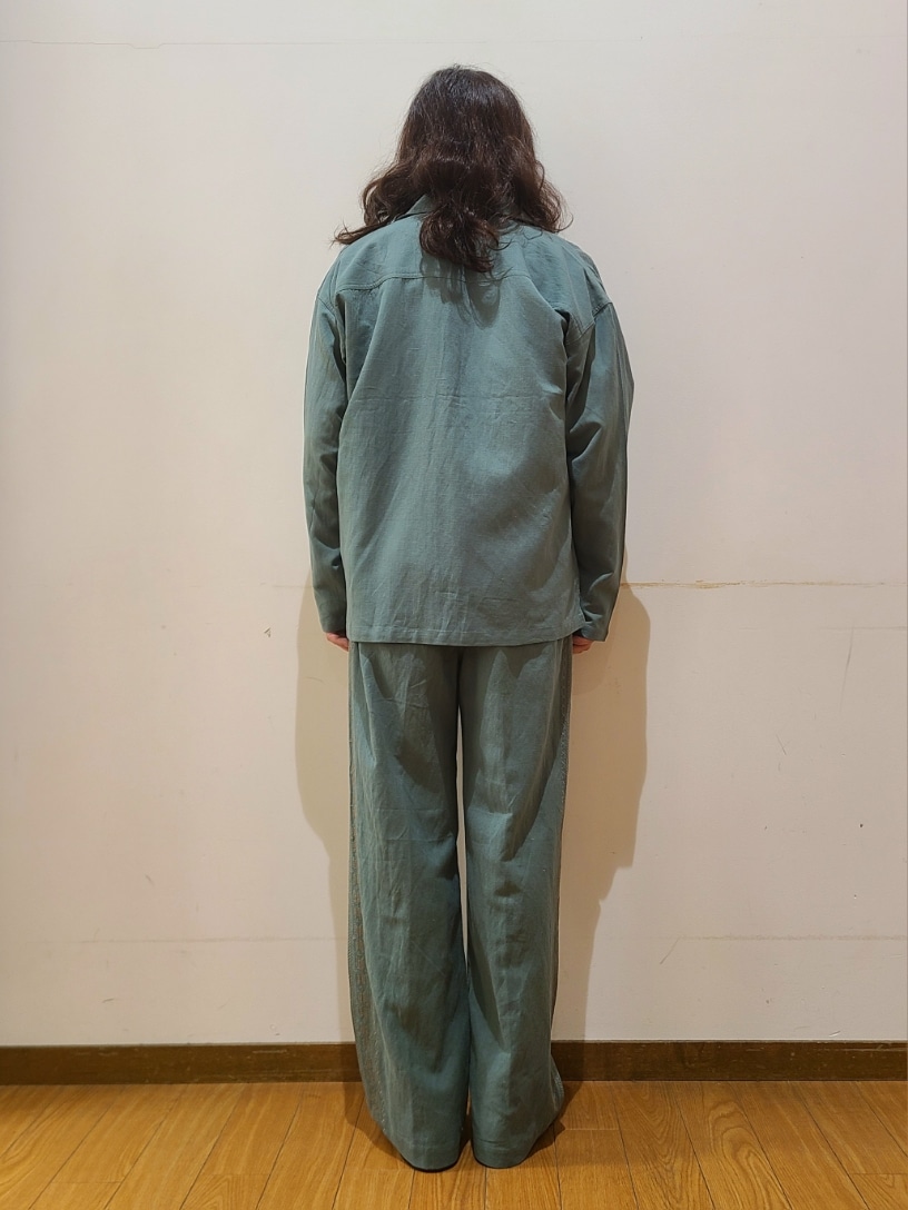 グリーン系のシャツ/ブラウス、グリーン系のその他パンツ、ホワイト系のTシャツ/カットソーを着用したメンズの春コーディネートの3枚目の写真